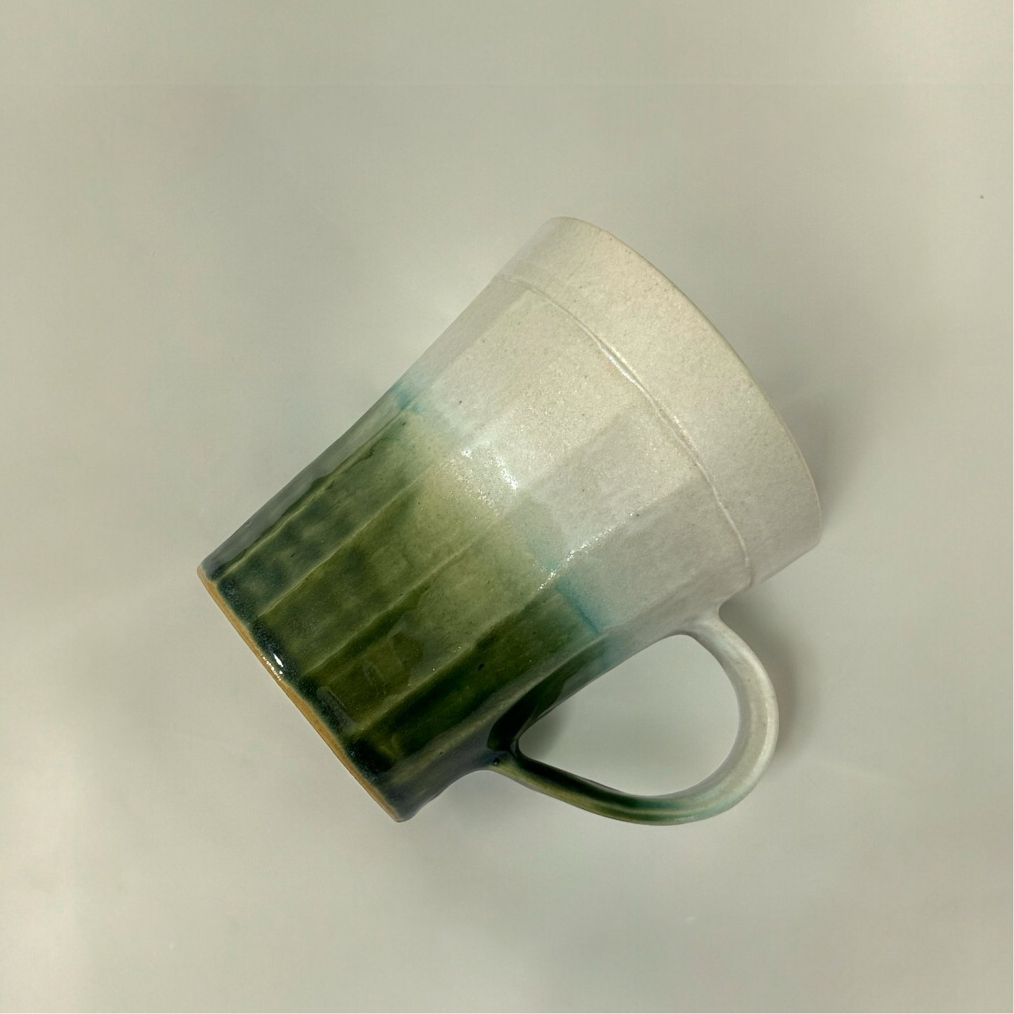 《 吉時雨陶藝 》手工馬克杯 苔青綠