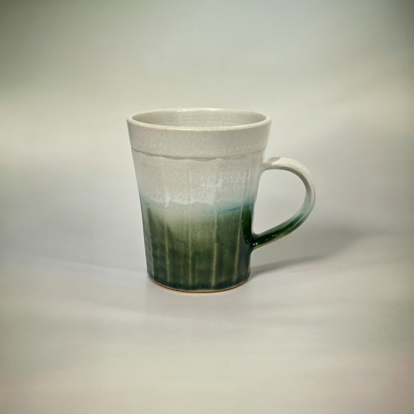 《 吉時雨陶藝 》手工馬克杯 苔青綠