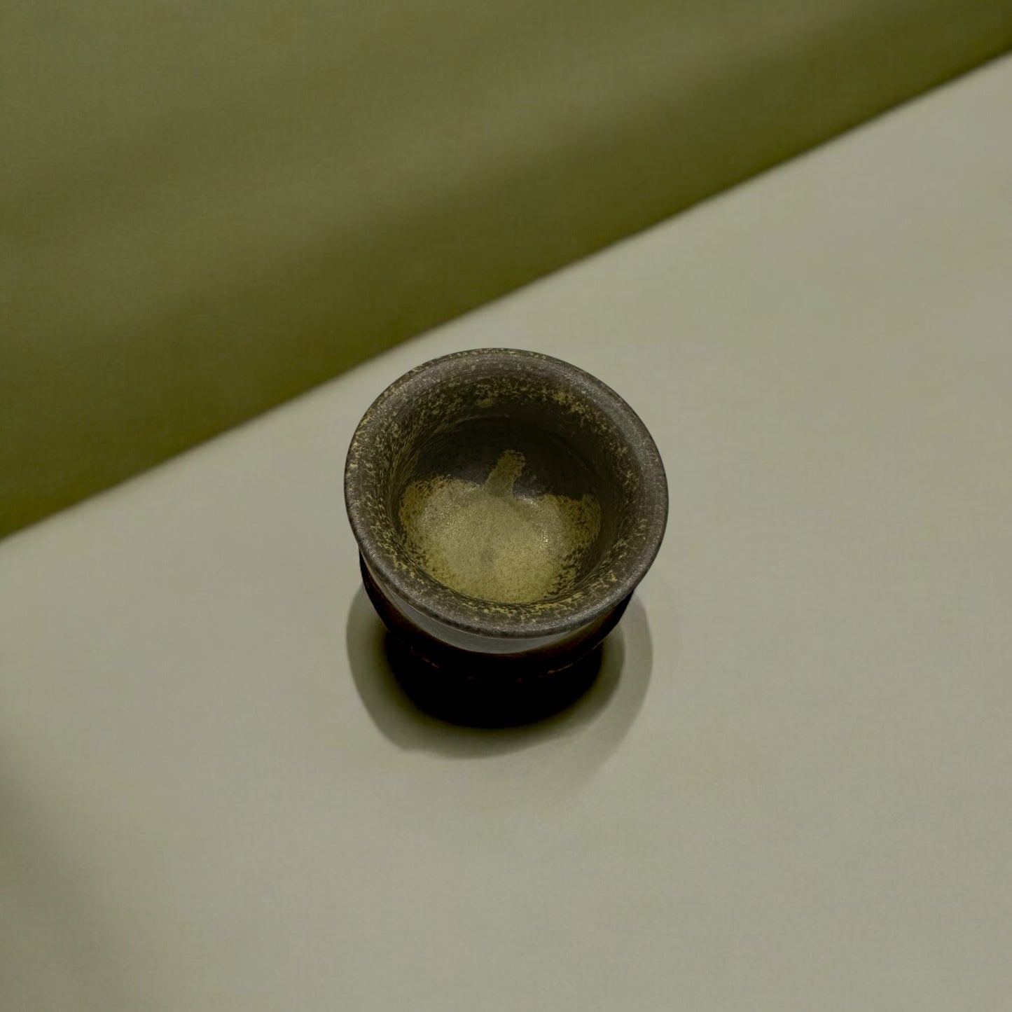 《 添興窯 》 經典手工竹炭陶杯 斑駁橄欖綠