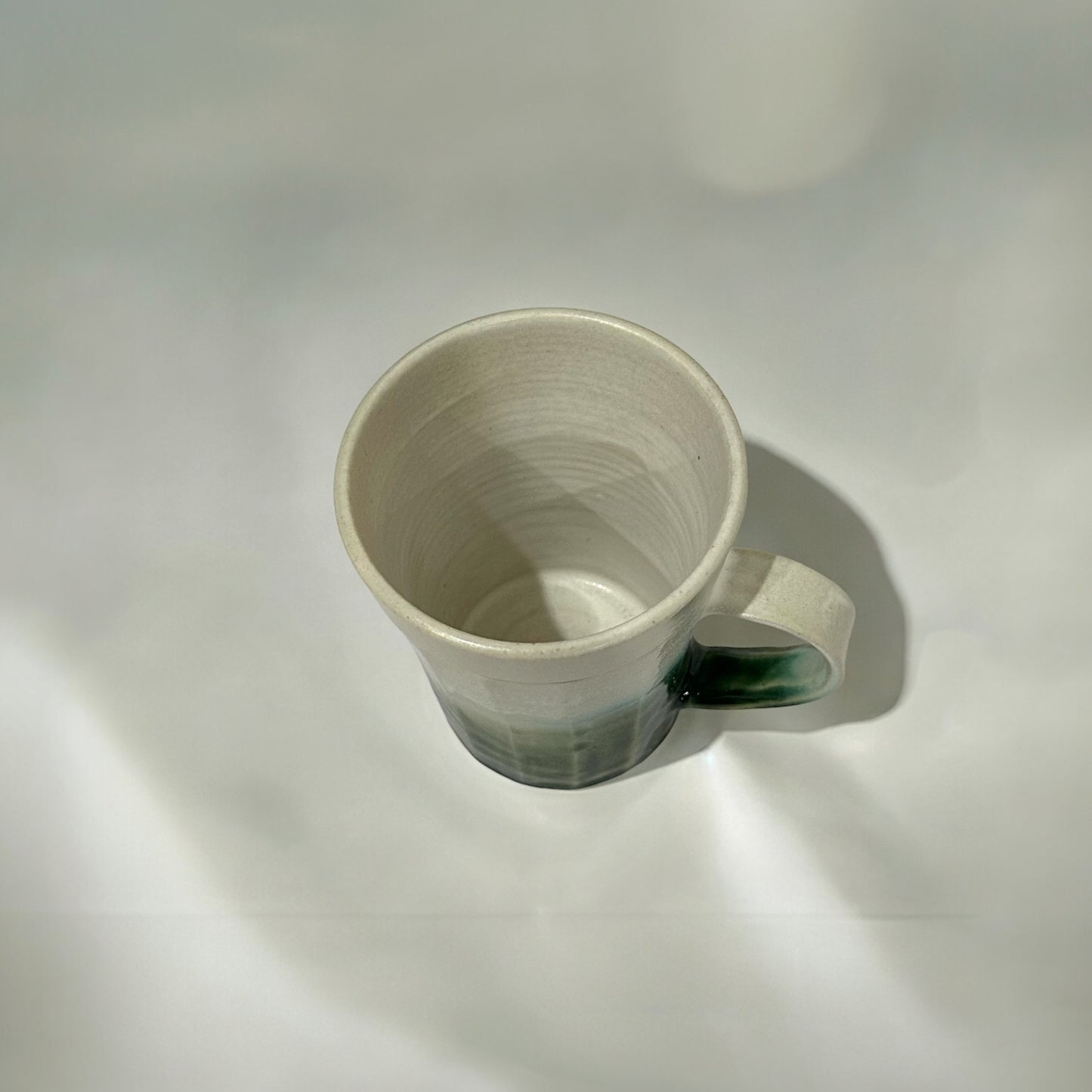 《 吉時雨陶藝 》手工馬克杯 苔青綠