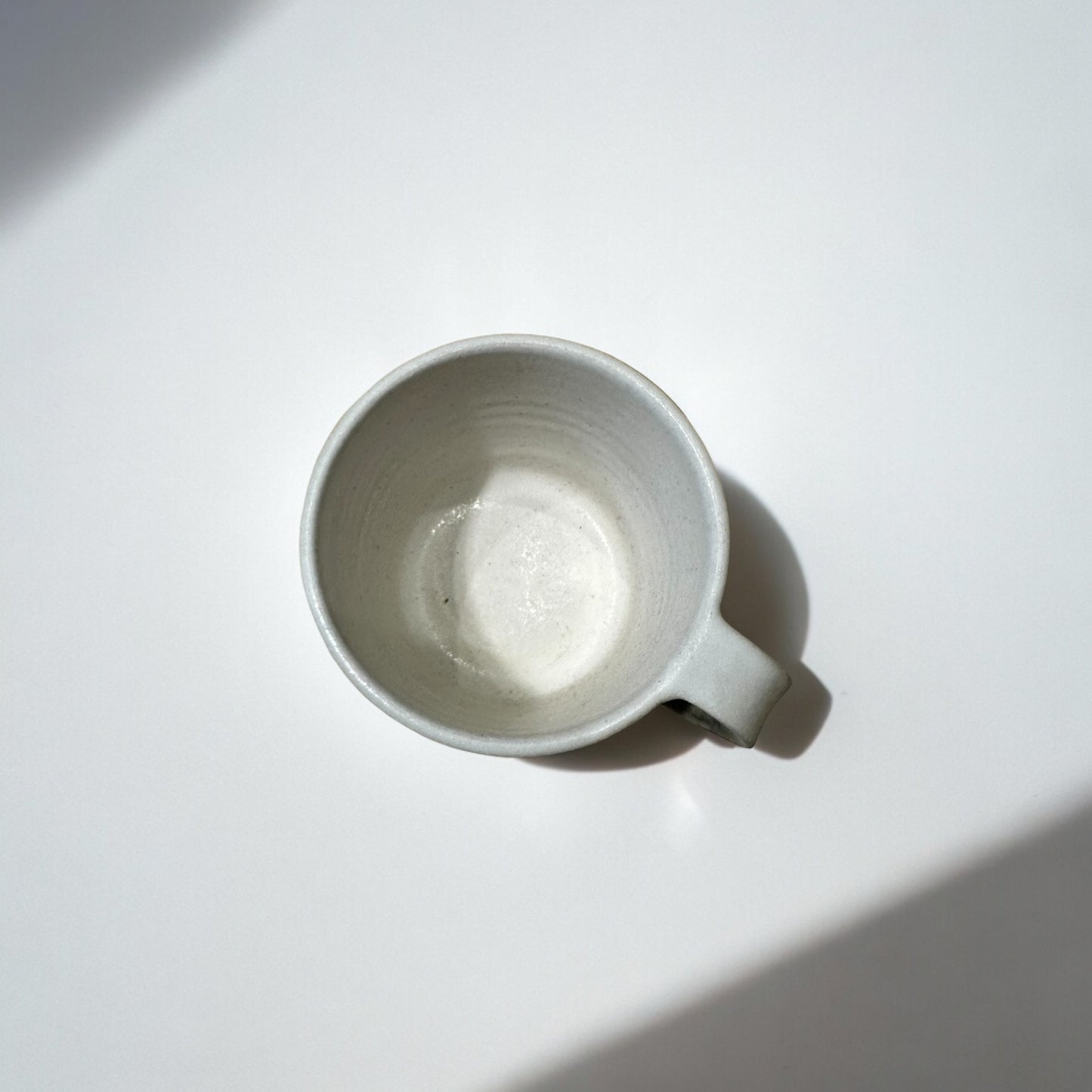 《 吉時雨陶藝 》手工馬克杯 森林霧綠