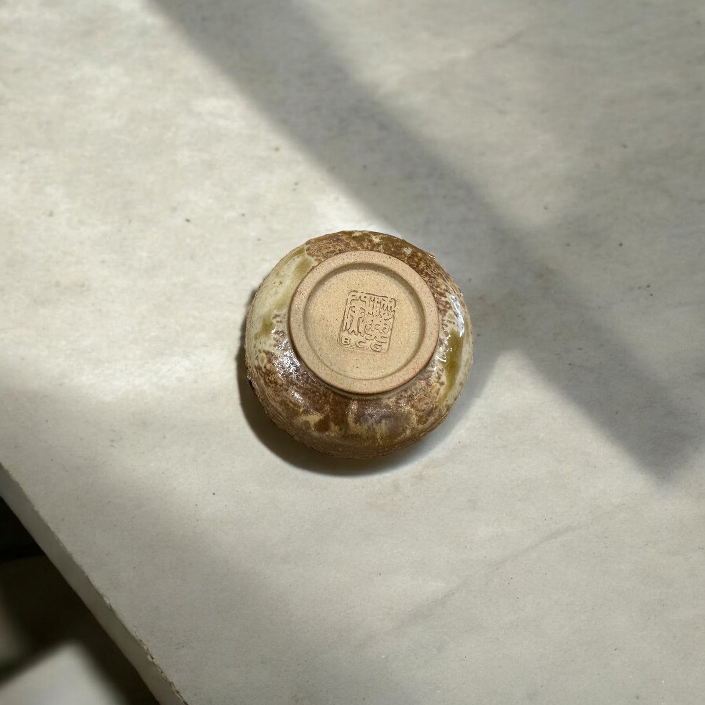 《 添興窯 》 樟樹紋手工竹炭陶杯 咖啡金