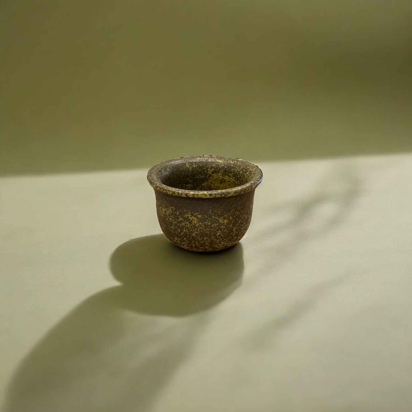 《 添興窯 》 經典手工竹炭陶杯 斑駁橄欖綠