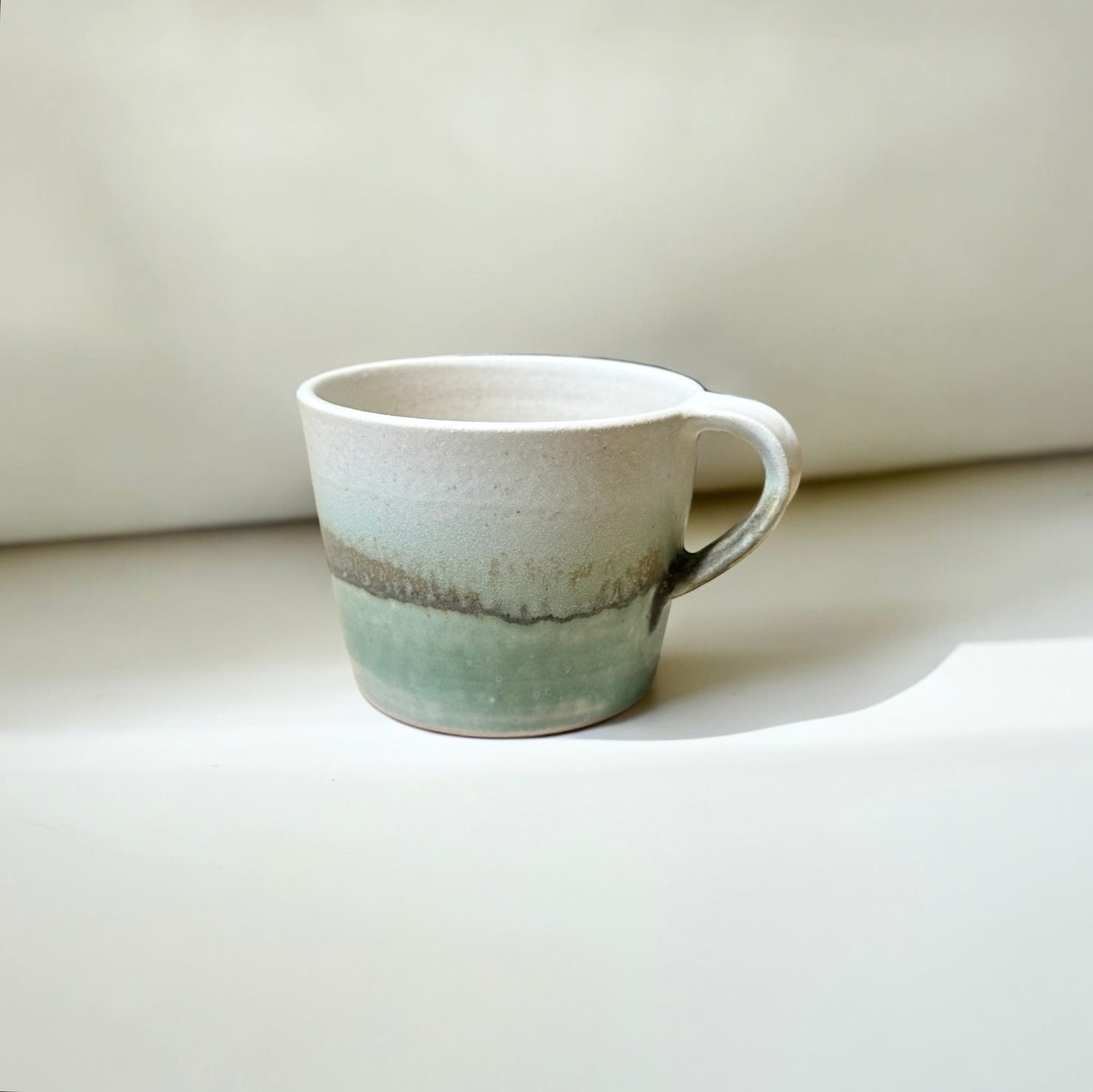 《 吉時雨陶藝 》手工馬克杯 森林霧綠