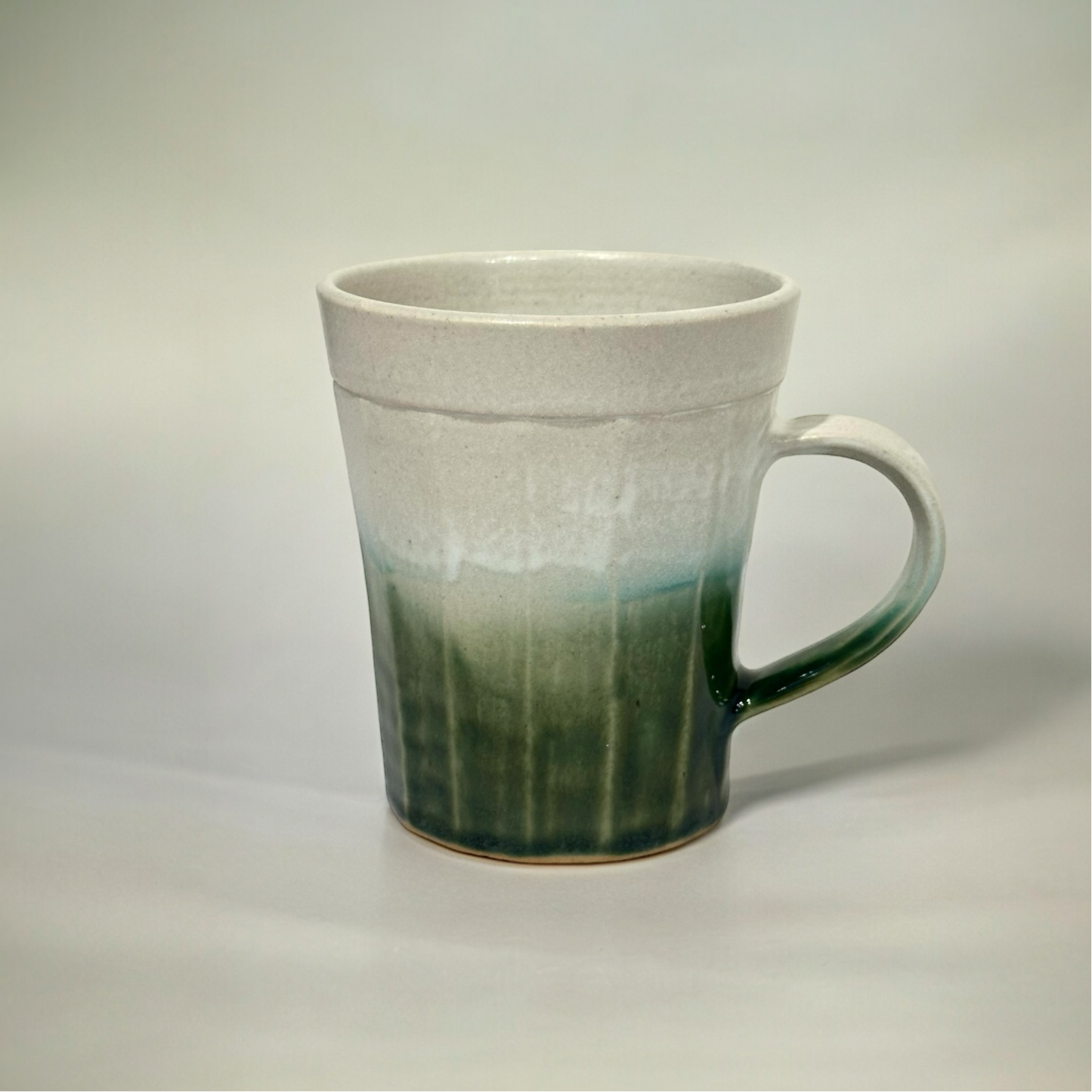 《 吉時雨陶藝 》手工馬克杯 苔青綠