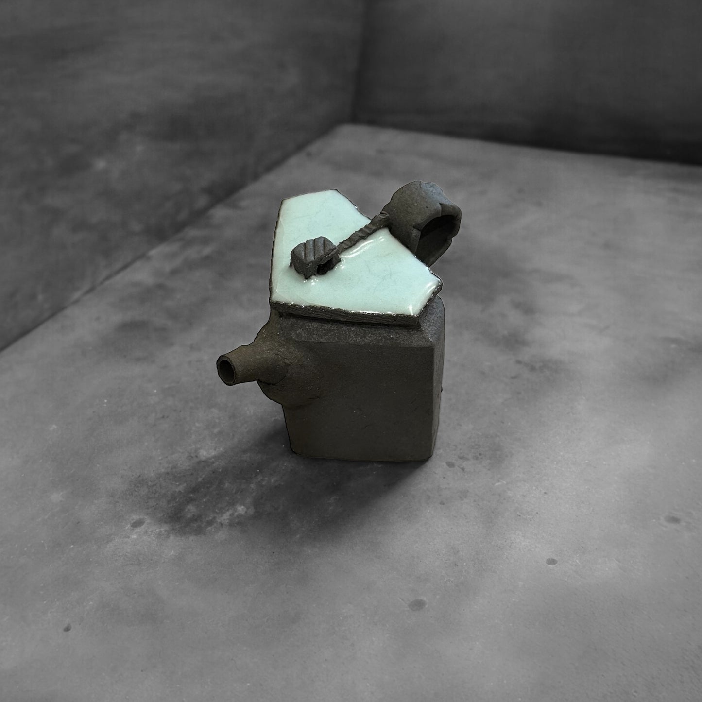 "Ye Hsuan-Hsun " Handmade Pottery Teapot ( Celadon Black Clay )