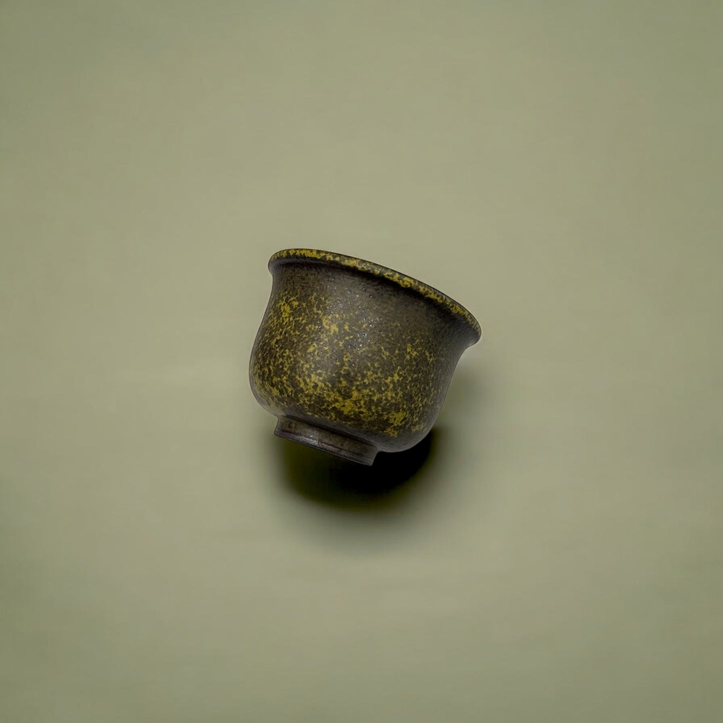 《 添興窯 》 經典手工竹炭陶杯 斑駁橄欖綠