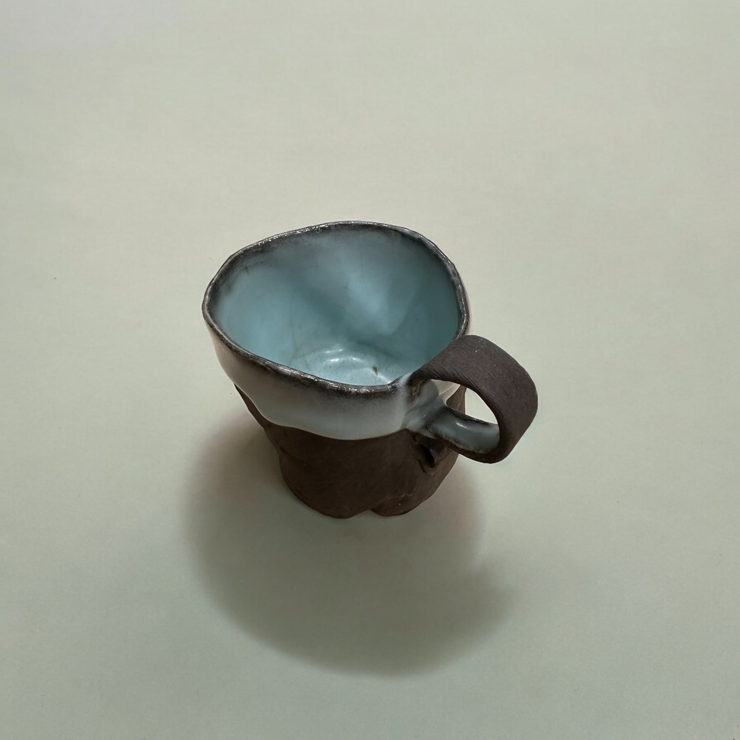《 葉萱勳 》手工馬克杯 青瓷黑土