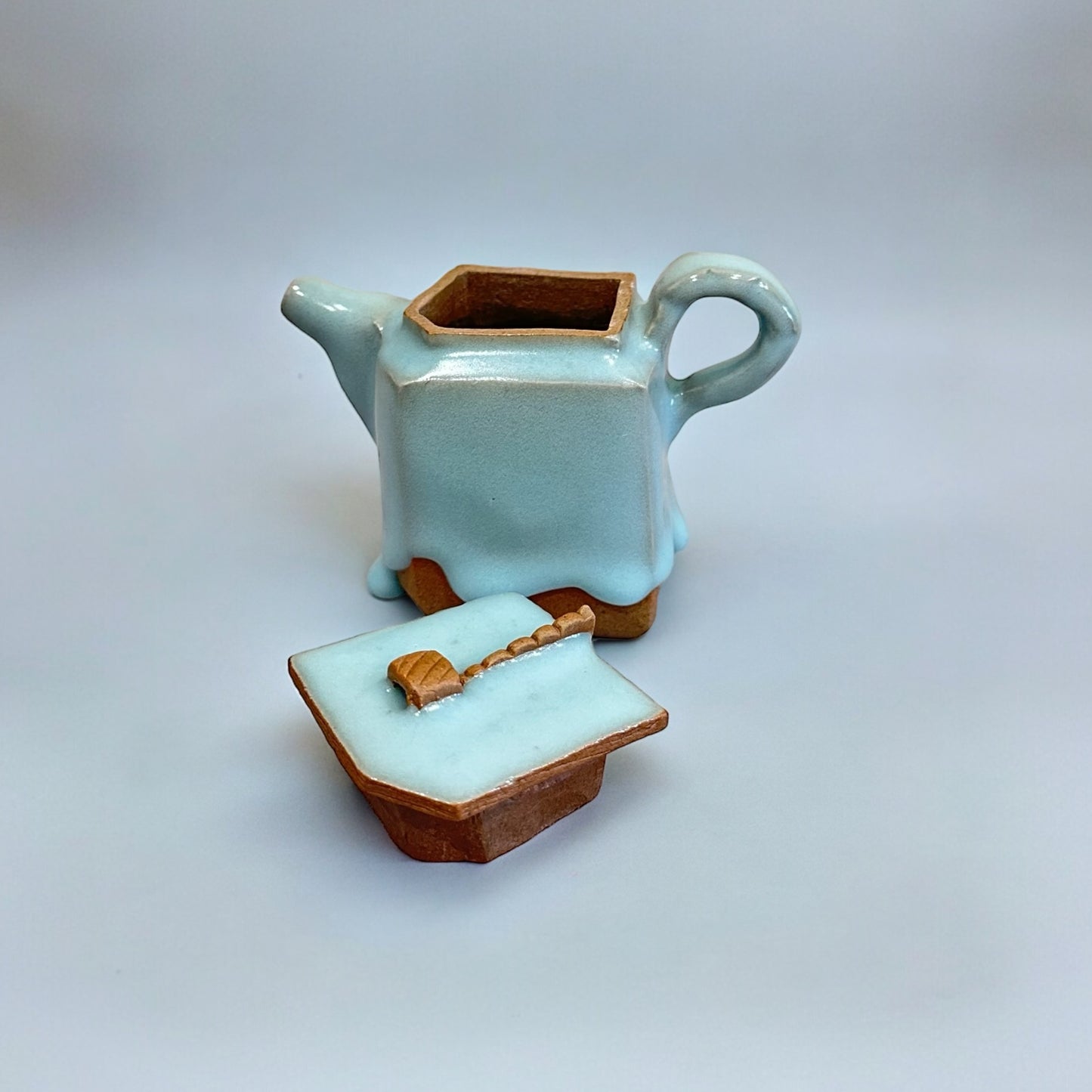 "Ye Hsuan-Hsun " Handmade Pottery Teapot ( Sugar Celadon  )