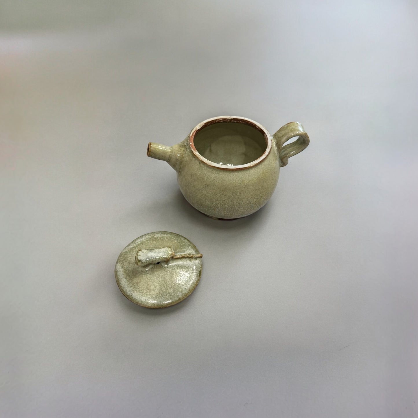 "Ye Hsuan-Hsun " Handmade Pottery Teapot ( Mist White )