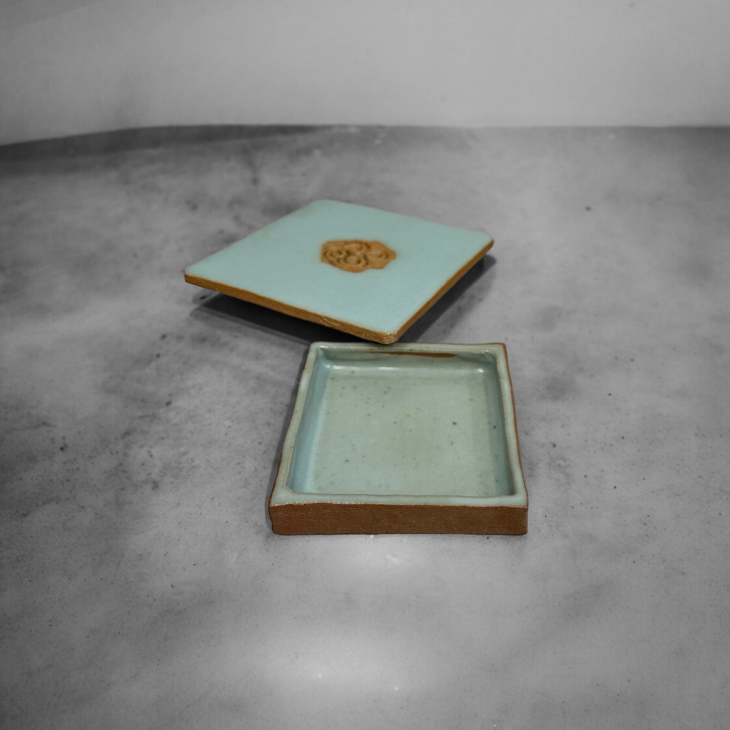 "Ye Hsuan-Hsun " Handmade Pottery Tea Tray  ( Celadon )